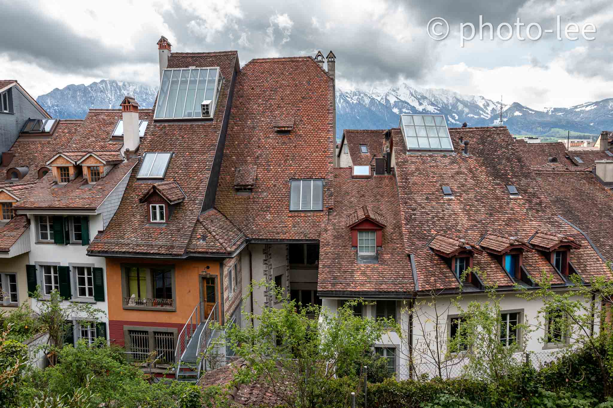 Eine Gruppe an Häusern mit spitzen Dächern in Thun
